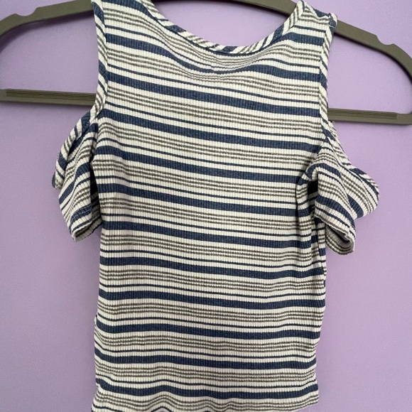 Small Design Lab Cold Shoulder Top - Picture 2 of 3